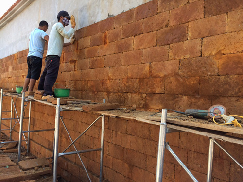 tường bao bằng đá ong