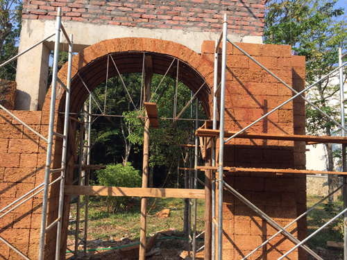 Cổng ra vào bằng đá ong tại Yên Tử