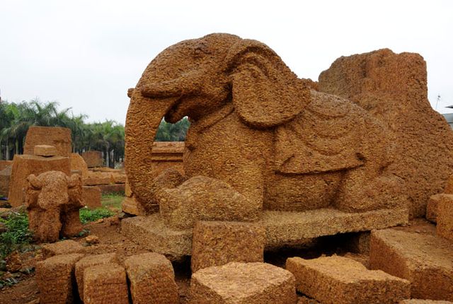 Trăn trở nghề khai thác đá ong.