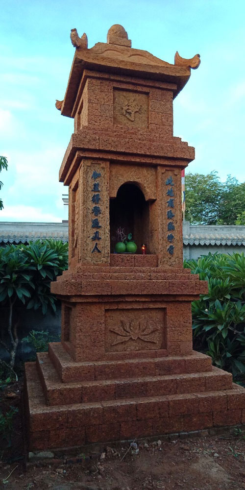 bệ thờ bằng đá ong