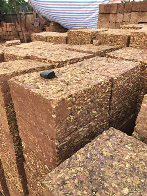 gạch đá ong nguyên khối.