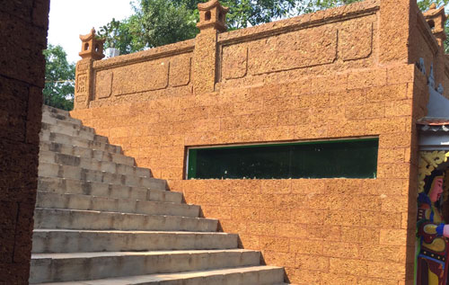 Cầu thang và tường làm bằng đá ong