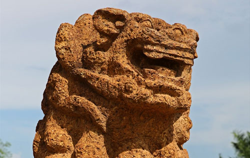 Nghê làm bằng đá ong