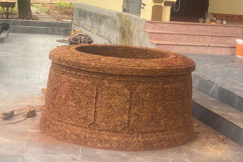 Giếng nhỏ bằng đá ong