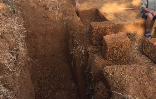 Các công nhân đang làm đá ong